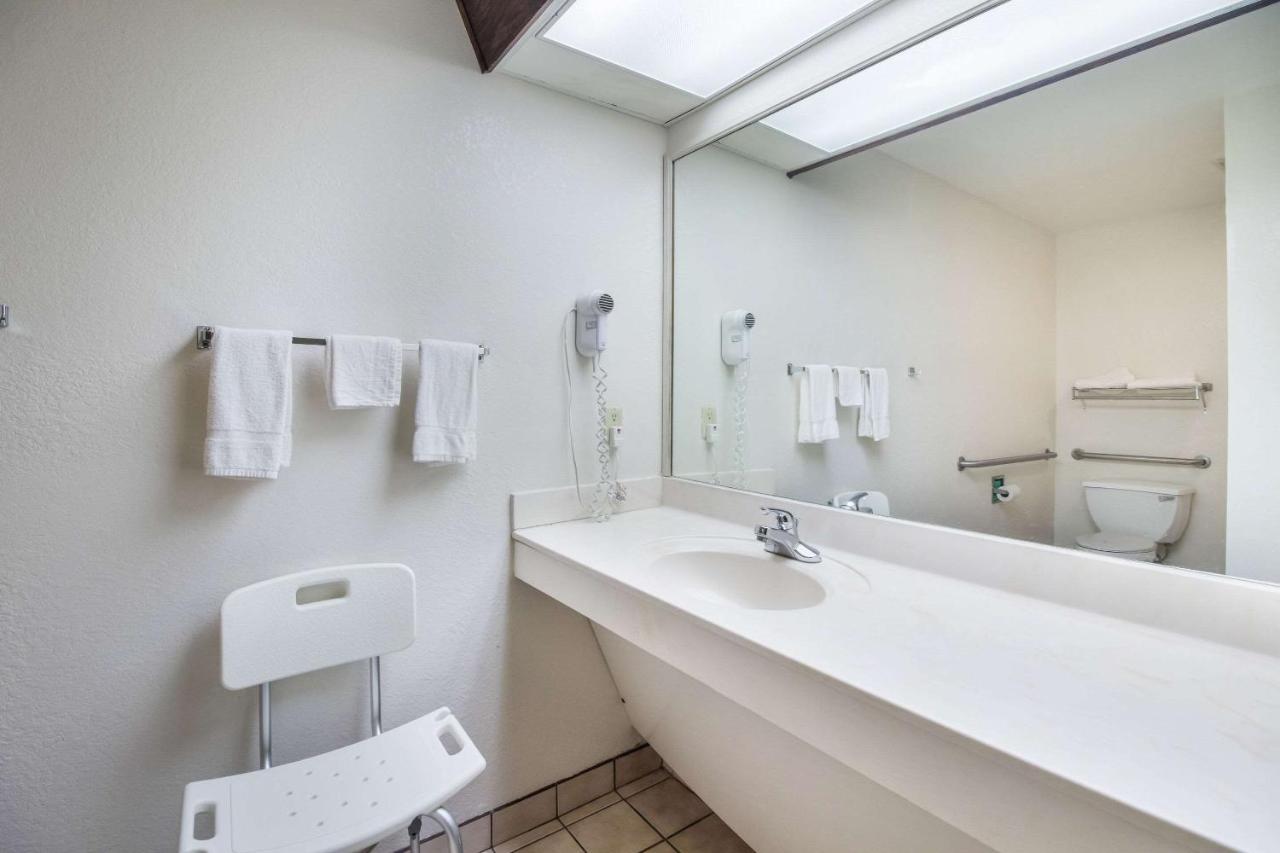 Bolivar Rodeway Inn מראה חיצוני תמונה
